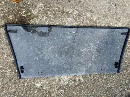 Pick canopy tailgate glass - up,